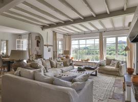 Belle maison basque avec grande Piscine chauffée (5x10m2), hotel a Saint-Pée-sur-Nivelle