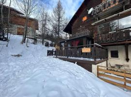 chalet proche des pistes Ô chalet Dana: Vars şehrinde bir otel