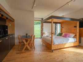 Eco Glamping Resort Krištof, serviced apartment in Cerklje na Gorenjskem