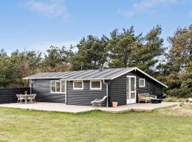 Awesome Home In Hirtshals With Kitchen, loma-asunto kohteessa Hirtshals