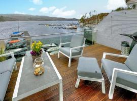 Stunning Apartment In Uggdal With Harbor View，Uggdal的有停車位的飯店
