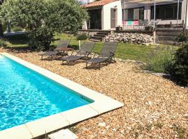 Lovely Home In Mthamis With Outdoor Swimming Pool, hotel sa Méthamis
