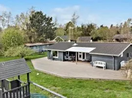 Three-Bedroom Holiday Home In Gedser