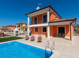 Villa Nia with Private Pool, Hotel in Karigador