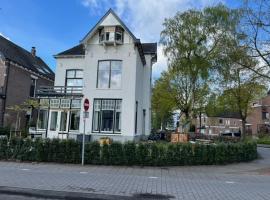 Luxe kamer in stadsvilla, gratis parkeren!: Apeldoorn, Casino Number One yakınında bir otel