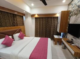 Hotel RK ICON, помешкання типу "ліжко та сніданок" у місті Ахмедабад