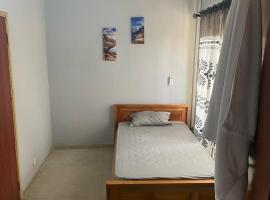 Estepona Playa Hostel, hotel in Accra