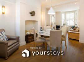 Stamford Park Road by YourStays!, hotel con estacionamiento en Altrincham