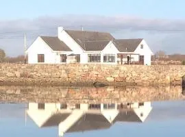4 bedroom holiday home overlooking the sea in Connemara
