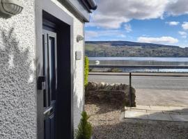Lochside cottage with scenic terrace views, Argyll, Villa in Clynder