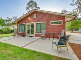 Charming Bluffton Vacation Home with Smart TVs!, hotel in Bluffton