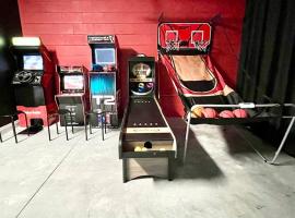 The Arcade close to downtown with fenced yard, holiday home in Sanford