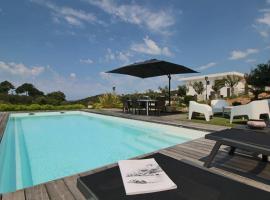 Villa piscine vue mer, hotel in Porticcio