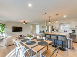 Inviting Columbus Home with Deck 7 Mi to Downtown!, hotel em Columbus