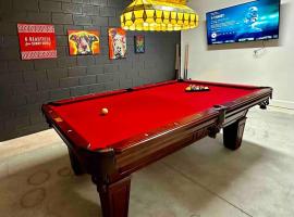 The Billiard close to downtown with fenced yard, holiday home in Sanford