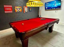 The Billiard close to downtown with fenced yard, hotel i Sanford