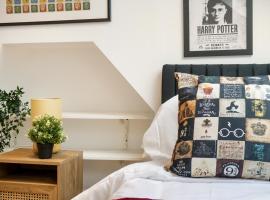 Harry Potter Experience - 3 Bed House In Watford, hotel in Watford