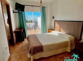 Hotel Oasis Atalaya, ξενοδοχείο σε Fuente del Gallo Beach, Conil de la Frontera