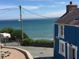 3 Prospect Place, New Quay, sleeps 6, parking, sea views, dog friendly