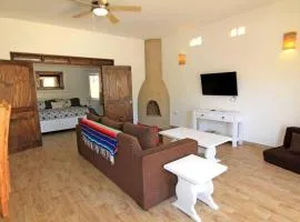 8AP Beautiful 1st Floor Condo, Pool Side, Cerritos