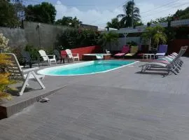 Appartement spacieux à Sainte-Anne avec piscine partagée.