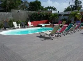 Appartement spacieux à Sainte-Anne avec piscine partagée.