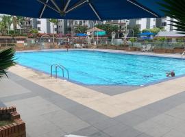 Comodo apto con piscina sauna y jacuzzy, hotel in Floridablanca