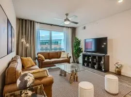 Five Star Hotel-Style 2BD-Apartment at the Domain Shopping Center