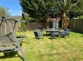 Accessible 3-bedroom bungalow with patio +driveway, hotel in Southampton