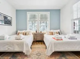 Folliday Inn - The Aguarama - Room 33