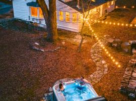 Sauna & Hot Tub Creekfront Oasis - Hikers Hollow, hotel with parking in Cuddebackville