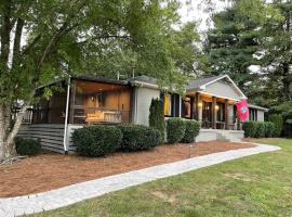 Stylish Private Home 1 mile from Downtown Franklin, hotel em Franklin