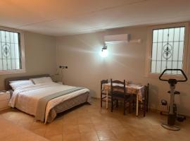 Private room with independent entrance, hotel s parkiralištem u gradu 'Arcore'
