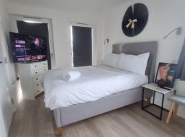 Beckenham- PRIVATE DOUBLE Bedroom With En-suite in SHARED APARTMENT, hôtel à Elmers End