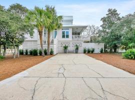 Blue Mountain Home with 2 Masters and a Private Pool while only 300 ft to Beach, hotel a Santa Rosa Beach