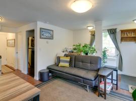 Cozy Anchorage Retreat < 4 Mi to Downtown!, hotel en Anchorage