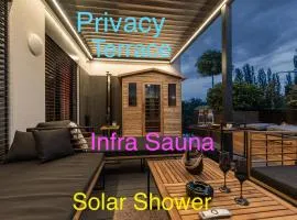 DH Private Flowers Terrace and Sauna Luxury Apartment 2kk, 2x SmartTV-NETFLIX, Free Parking, Gym