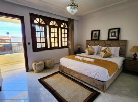 Spacious Harhoura Villa: Perfect for Families (5min to Beach), hotelli kohteessa Temara