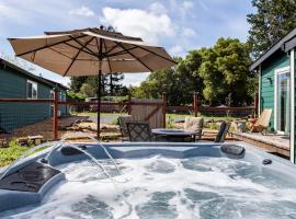 Charming dog-friendly home next to regional park, hotel con estacionamiento en Sebastopol