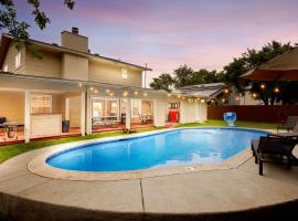 Spacious 4 bedroom with pool-Minutes to Seaworld and lackland AFB, hotel in San Antonio