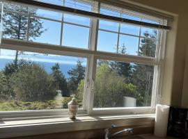 Skyview Apartment at Otter Point, apartamento em Sooke