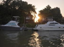ayutthaya river camp and yacht charter, hotel v destinaci Ban Khlong Suan Phlu