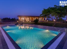 StayVistas Nyra Farms - Hill-view villa with Pool, Indoor & Outdoor games, & Lawn with Gazebo، فندق في Wada