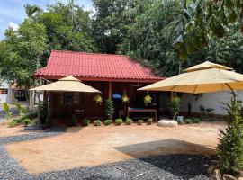 Wooden house 2 Beds 1 BR 1KCH 1 Dinning Area, hotel v destinácii Kampot