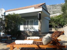 Sweet house with garden 35 meters from sea, αγροικία σε Karlobag