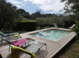 Maison familiale avec piscine et grand jardin, hotel din Mornas