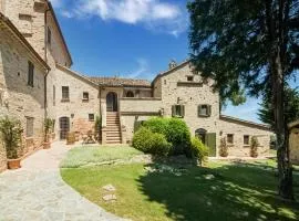 Stunning Apartment in Mombaroccio near Metauro River