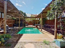 Les 2 Drôles d'Oiseaux โรงแรมในLuc-sur-Orbieu