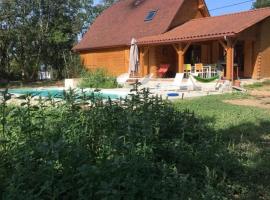Maison en bois, piscine privée chauffée, hotel in Peyrillac-et-Millac