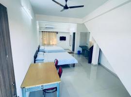 Konkan Central Kankavali - Service Apartment, hotell med parkeringsplass i Kankauli